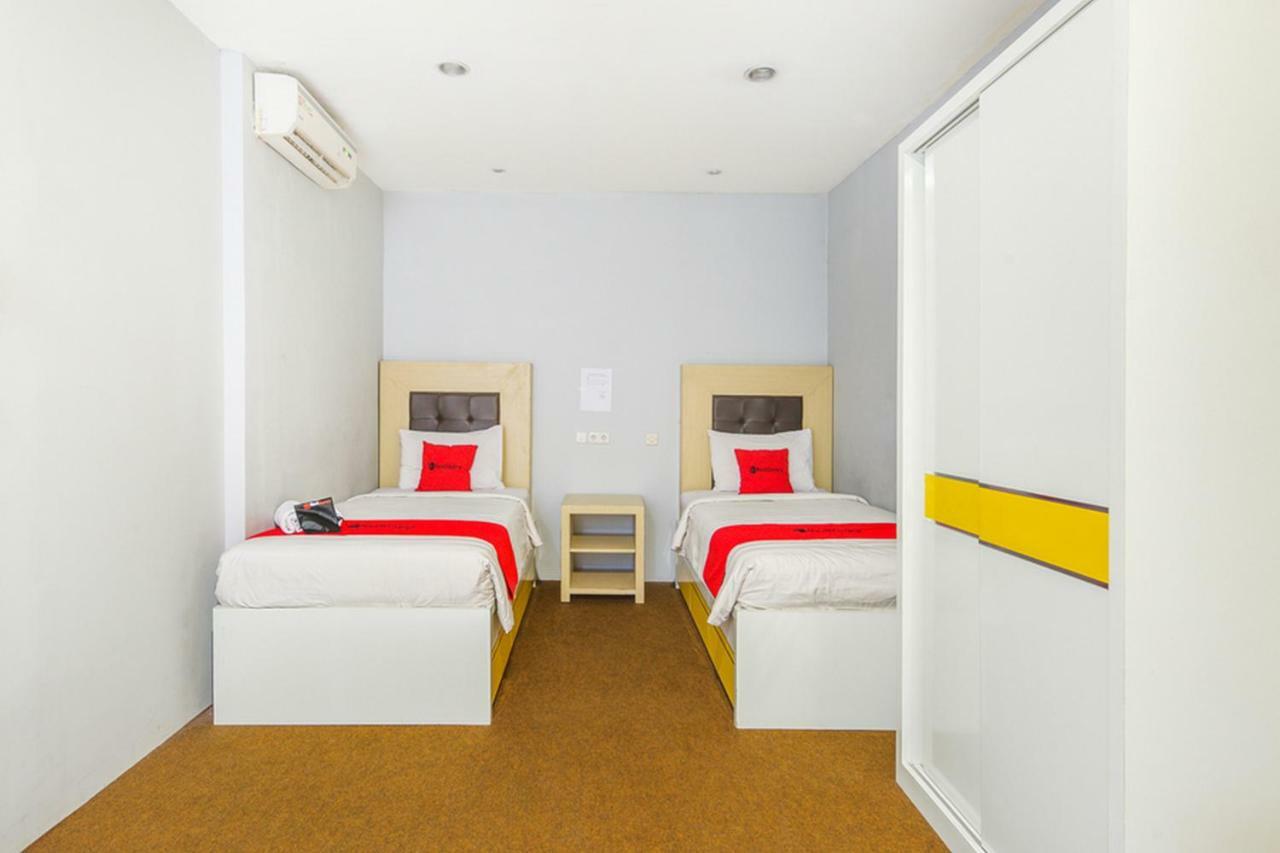 Hotel RedDoorz near Suroboyo Carnival Park Surabaja Zewnętrze zdjęcie